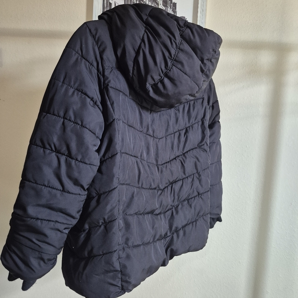 Sporty Black Kids Puffer Jacket - Picture 6 of 6